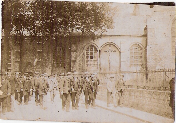 sortie de l'glise les hommes